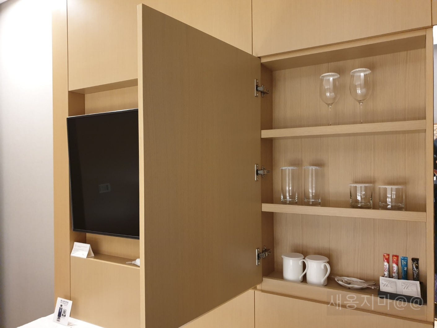 텔레비전-옆-와인잔-커피잔-수납공간