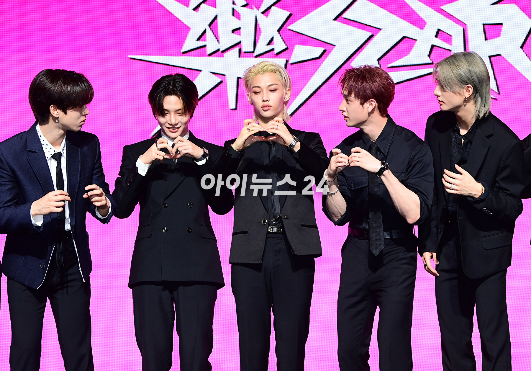 그룹 스트레이키즈가 10일 오전 서울 영등포구 콘래드 서울에서 열린 스트레이키즈(Stray Kids) 새 미니앨범 '樂-STAR'(락스타) 발매 기념 기자간담회에서 포즈를 취하고 있다. [사진=정소희 기자]