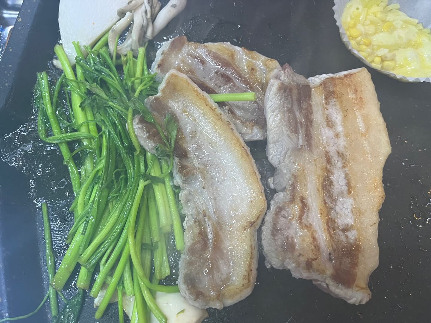 잘구어진 삼겹살과 미나리