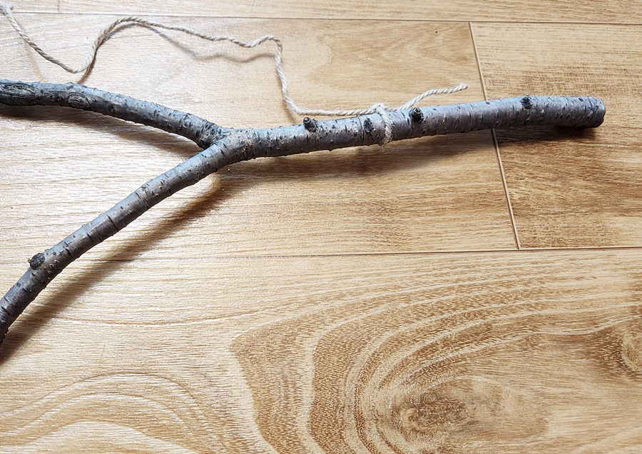 나뭇가지 끝에 노끈으로 묶어줌