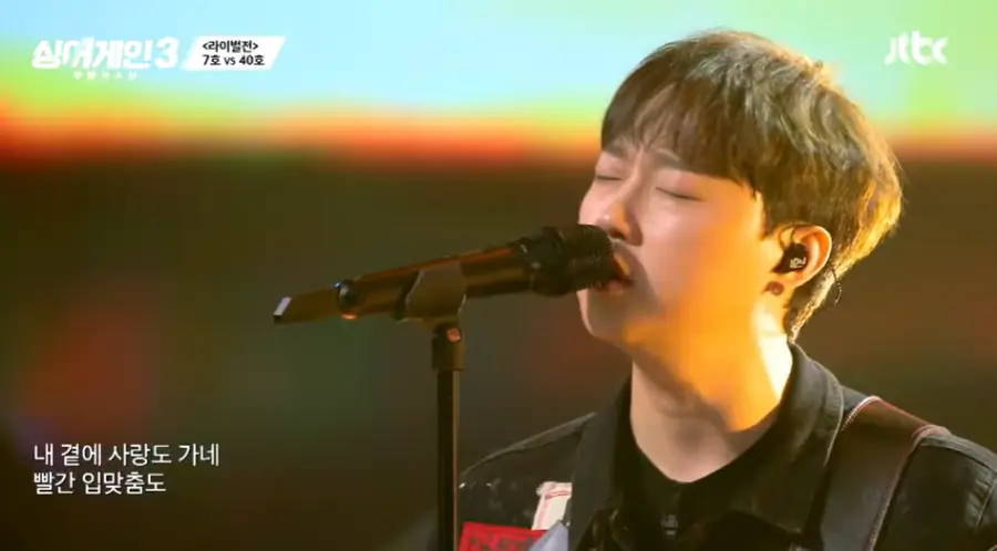 싱어게인3-
검은색 티에 검은색 마이크에 입을 대고 눈감고 노래하는 40호