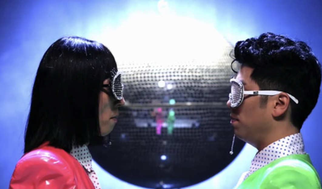 프로젝트 그룹 처진달팽이의 멤버 유재석과 이적이 서로 마주보고 있는 사진