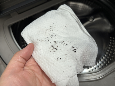 세탁기 통세척 후 물티슈로 닦아냈을 때 묻어 나온 검은 묵은 때와 찌꺼기