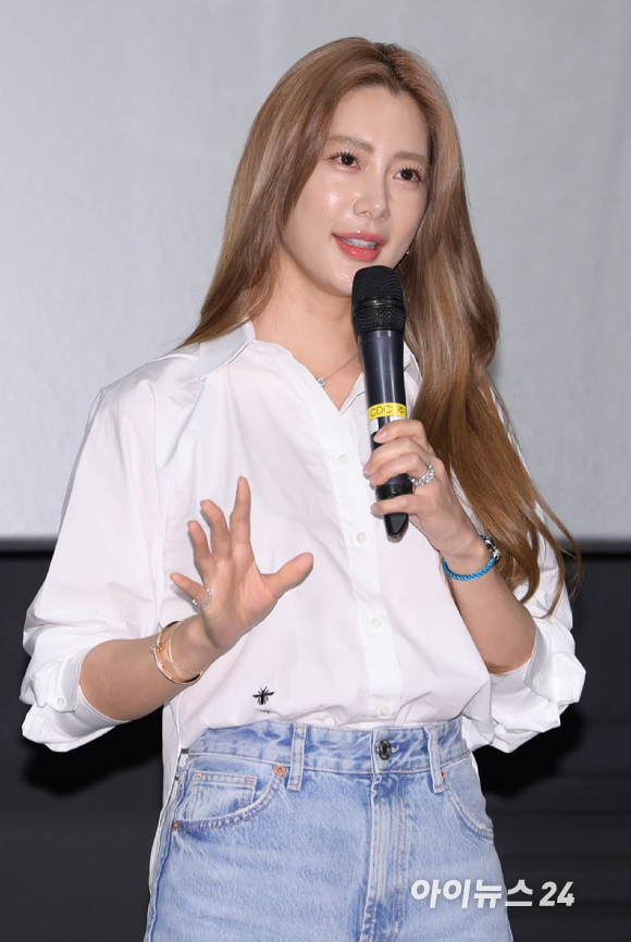 '중국 흥행 배우로 돌아왔어요' 배우 클라라가 3일 오후 서울 CGV 용산아이파크몰에서 열린 영화 '유랑지구2' 시사회에 참석해 상영 전 무대인사를 갖고 있다. [사진=정소희 기자]