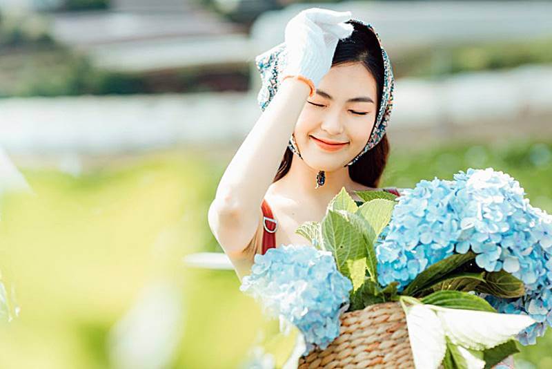수국을-들고있는-예쁜-여성의-모습