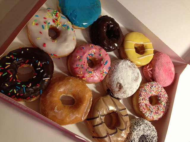 상자에 담겨진 여러가지 도넛 사진