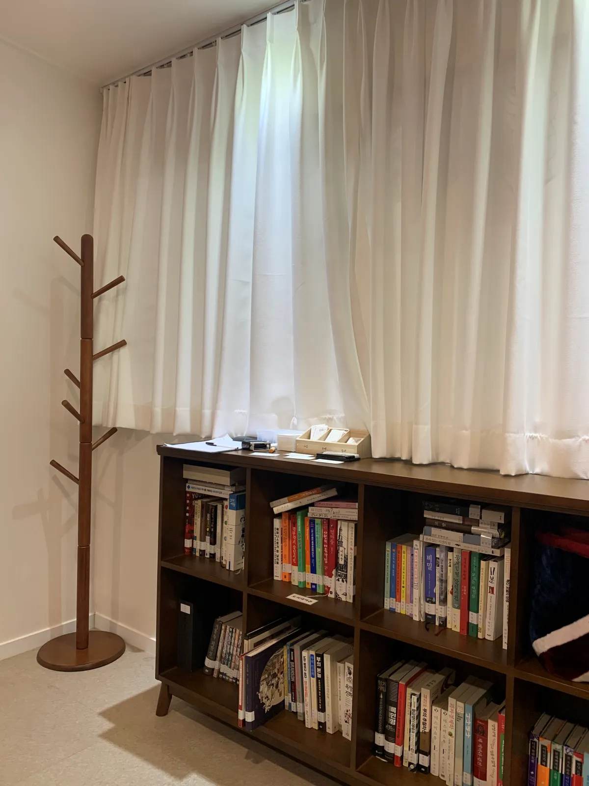 흰색커튼-아래에-2단책장