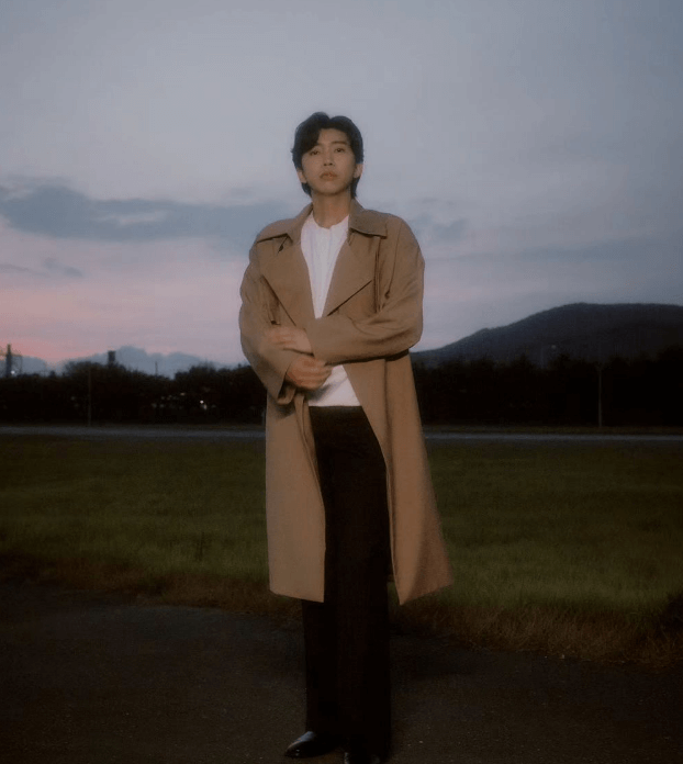 임영웅이 베이지색 코트를 입고 있는 전신 사진