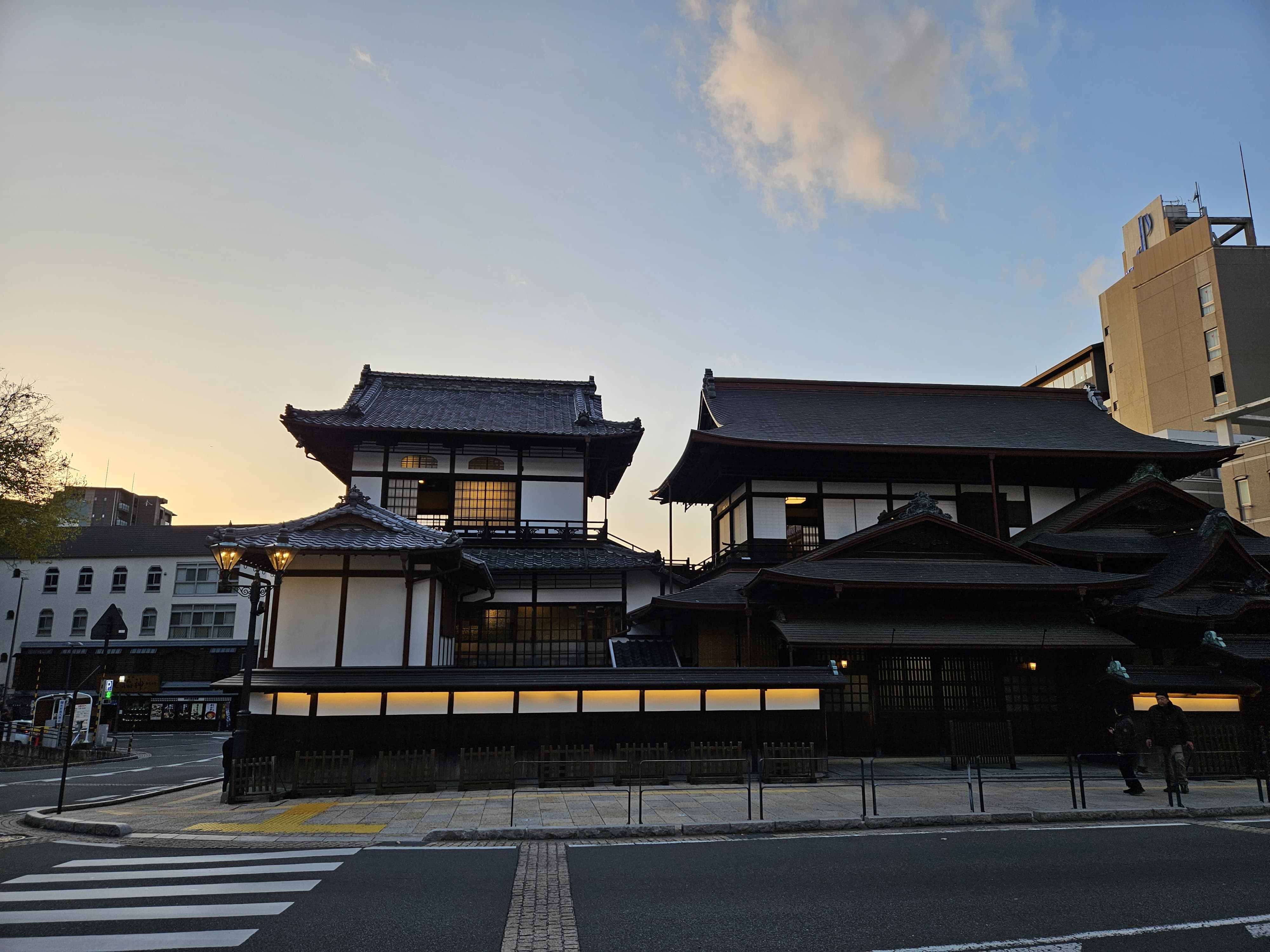 석양 무렵 마쓰야마 성과 주변 도시 전경이 어우러진 풍경 사진