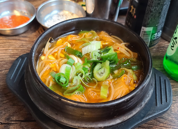 분당 맛집 서현역 맛집 돼지고기 소고기 삼겹살 맛집 육화몽 서현역 4번출구 내부인테리어 정갈한밑반찬 김치콩나물국