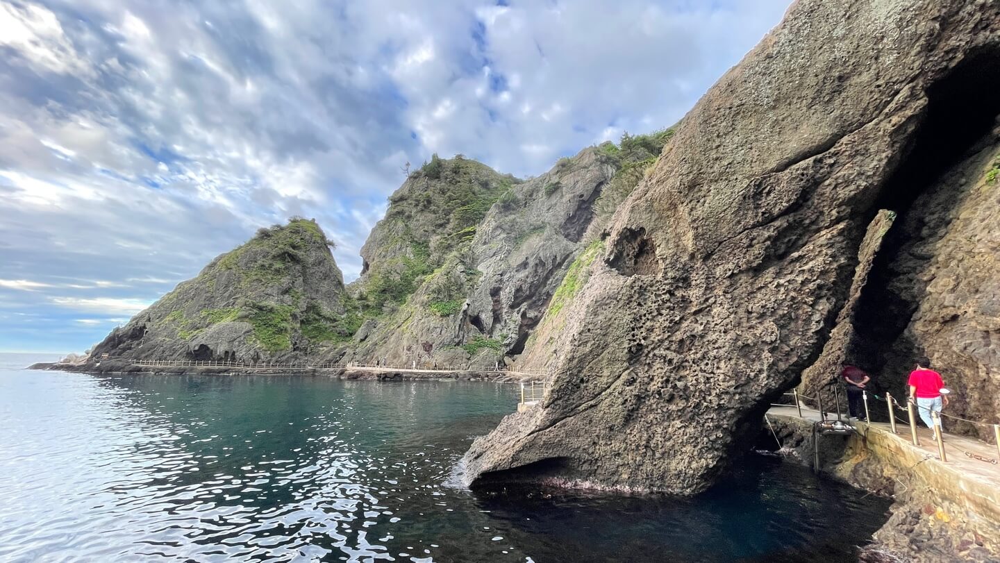 아침 일찍 촬영한 도동항 주변 산책길