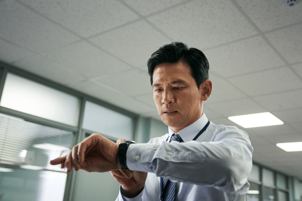 시계를-보는-재호