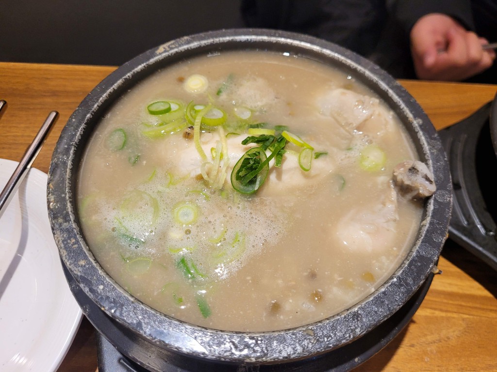 녹두 삼계탕 국물과 고기 상태