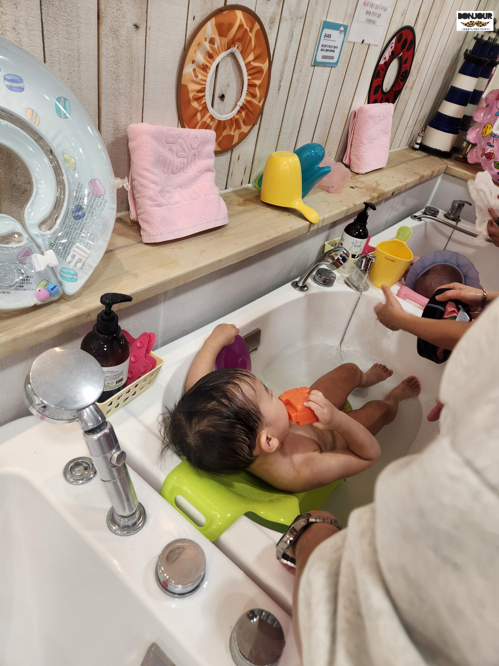 베이비엔젤스 수영 후 목욕탕에서 목욕하는 아기.