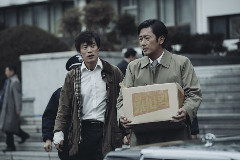 형사가 사무실 짐을 싸들고 떠나는데 동료가 뒤따라 가는 장면