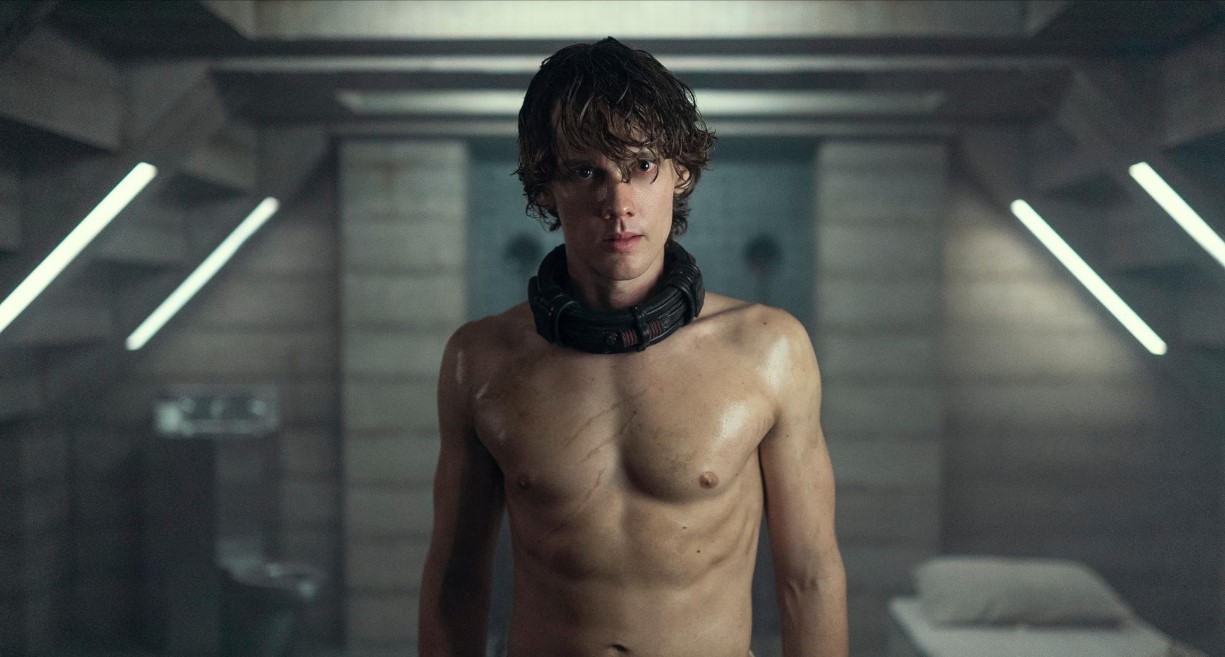 넷플릭스 웬즈데이 시즌1|타일러 갤핀이 하이드의 정체를 드러내는 장면|헌터 도헌 캐릭터 스틸컷