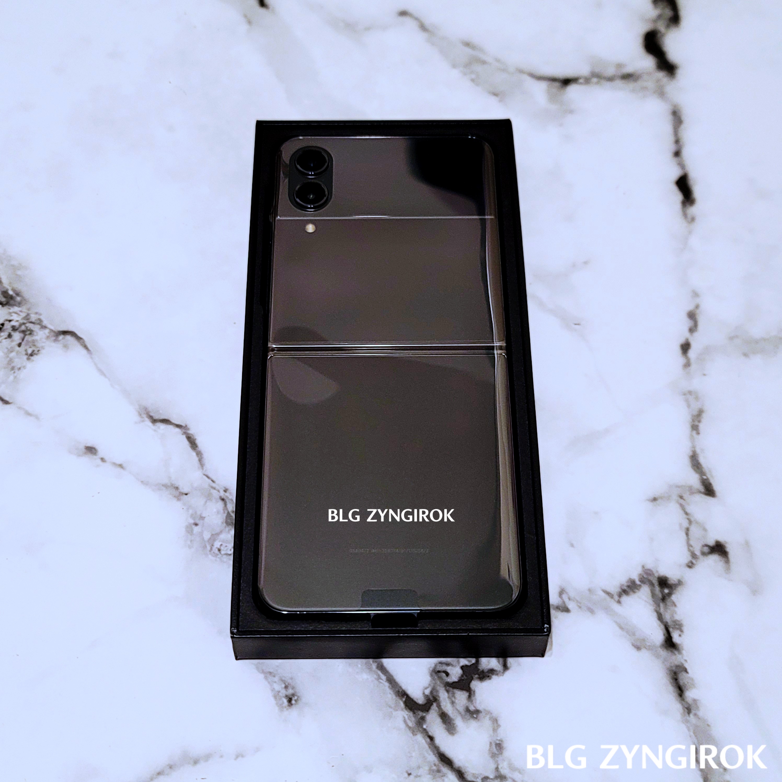 본체부분에-갤럭시Z-플립4가-담겨져-있는모습이다.