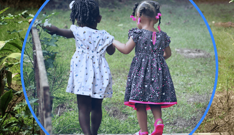 대화하는 아이들 두명이 있는 사진