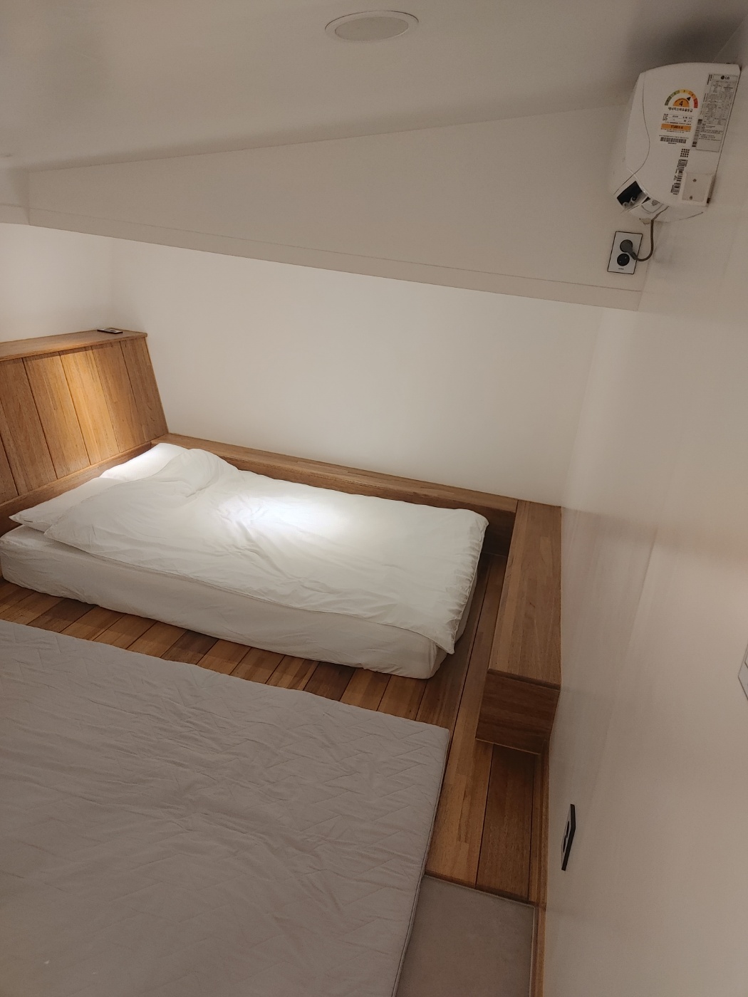 고앤고 펜션 G05 2층 객실.. 침대가 있지만 딱딱하다