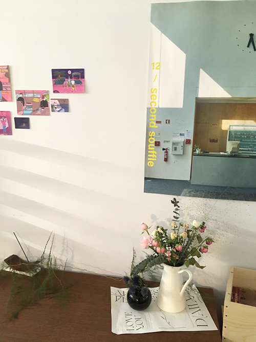 카페-벽-포스터들