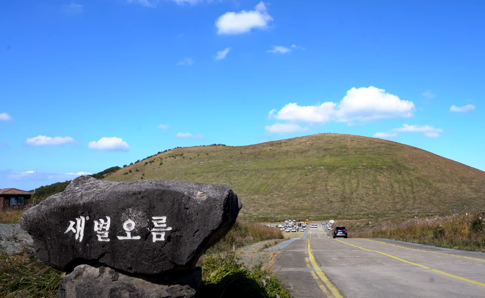 여름에 찾는 새별오름은 푸른 잔디가 그 규모를 한 층 더 넓게 보이게 만들어줍니다. 기대하고 가셔도 좋아요. 하지만 너무 더운 한 낮에는 가지 마세요.