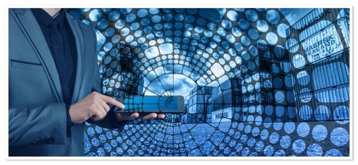 세금 회사원이-핸드폰-들고-계산