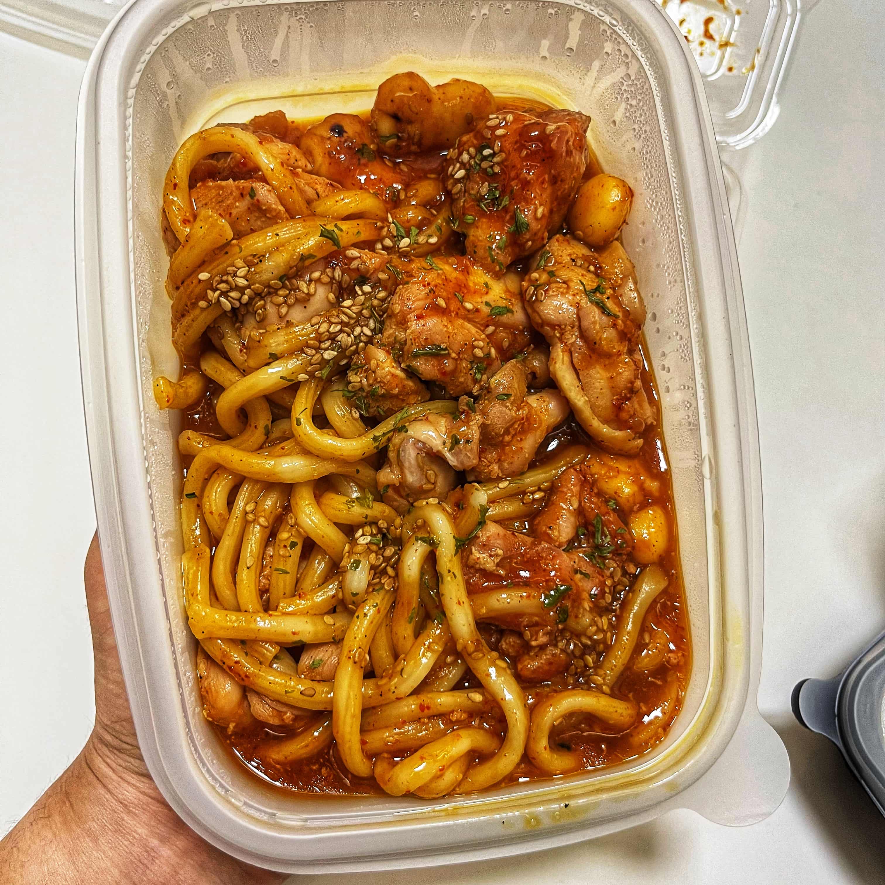 이것은 치밥대장의 메인요리 숯불구이 치킨을 자세하게 찍은 사진입니다.