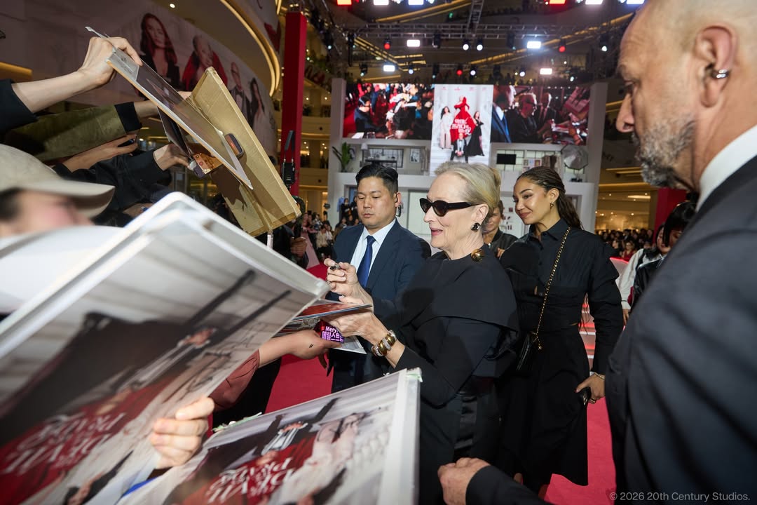 '악마는 프라다를 입는다2' 영화 홍보차 한국을 방문한 메릴 스트립이 팬들에게 사인을 해주고 있다