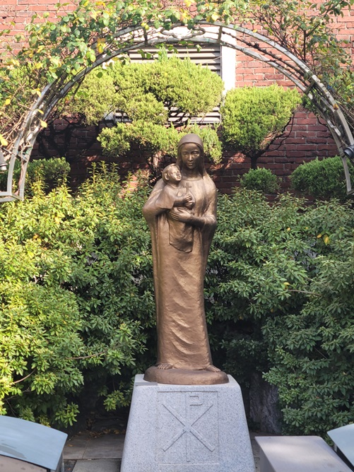 성산동성당 성모자상