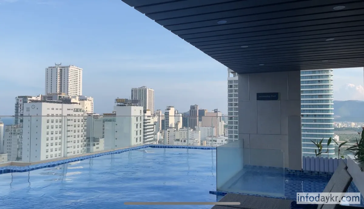 르모어호텔-부대시설-21층-수영장-전경