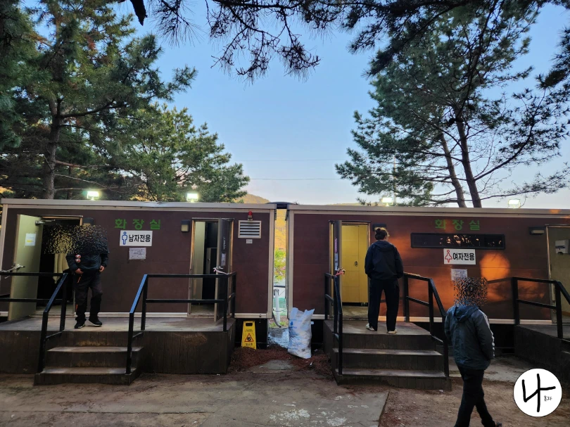 화장실로-들어가는-사람들