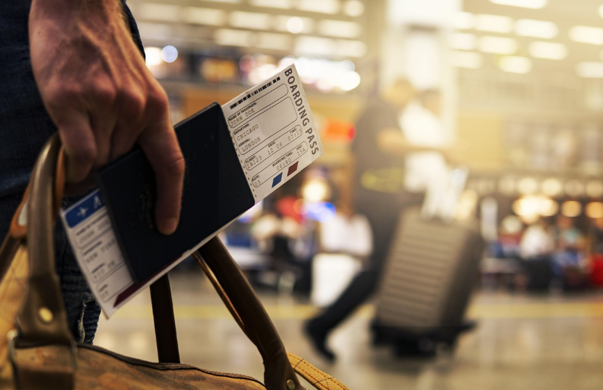손에든 비행기 탑승권