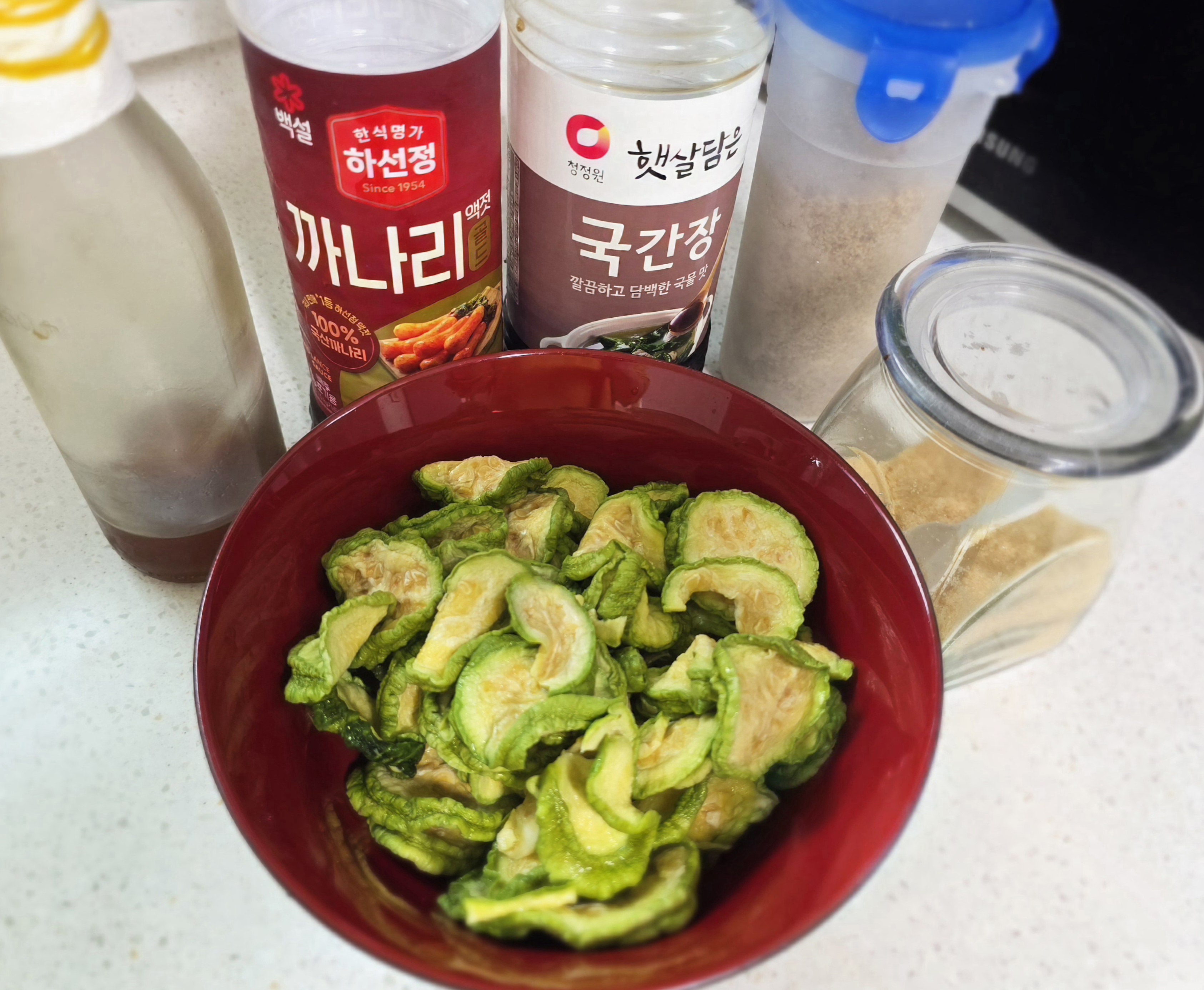 분량의-양념을-준비해요.