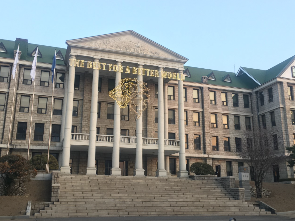 "회장님 술 접대에 춤까지 강요"…한양대 무용과 학생을 협박한 교수의 최후