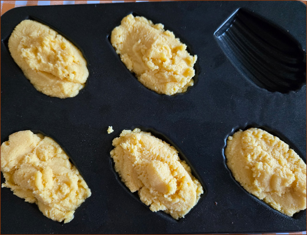 코코넛 마들렌을 팬닝한 모습의 이미지