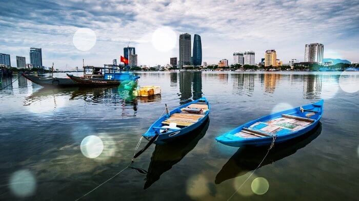 바닷가에-떠있는-배