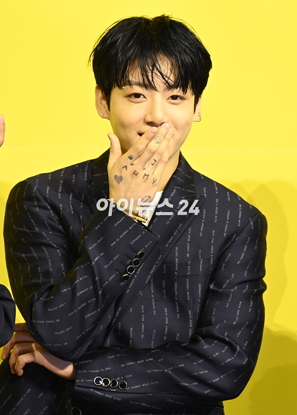 방탄소년단(BTS) 새 디지털 싱글 'Butter' 발매 기념 글로벌 기자간담회가 21일 오후 서울 송파구 방이동 올림픽공원 올림픽홀에서 열렸다. 방탄소년단 정국이 포토타임을 갖고 있다.