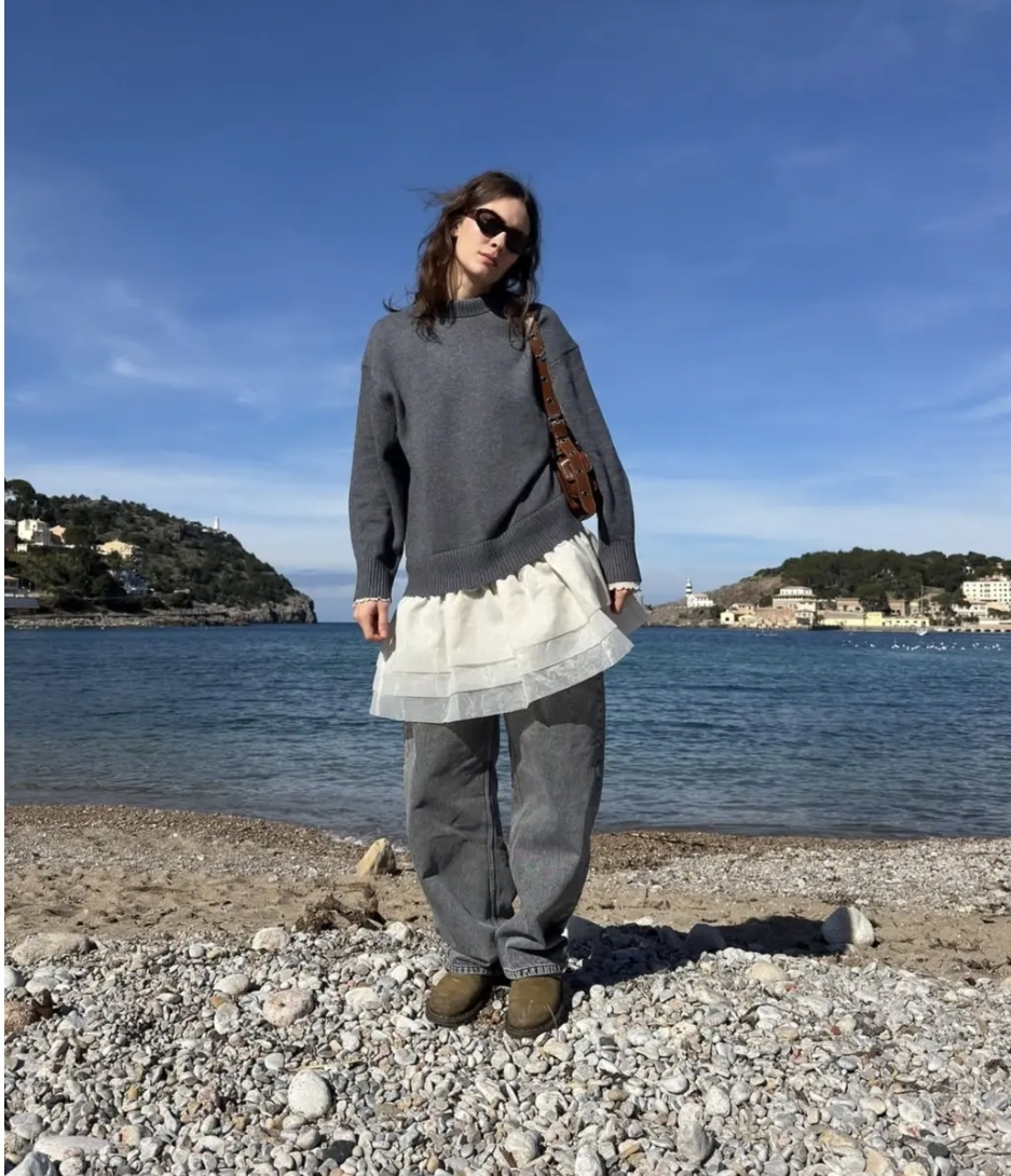 치마에 바지를 매치한 스타일