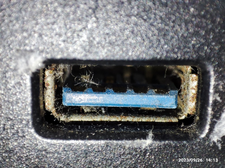USB 3.0 포트 내부 핀 휘어짐