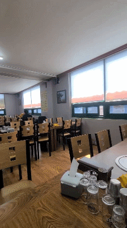 산청 맛집 행님아흑돼지는 좌식과 입식공간이 나누어져 있습니다