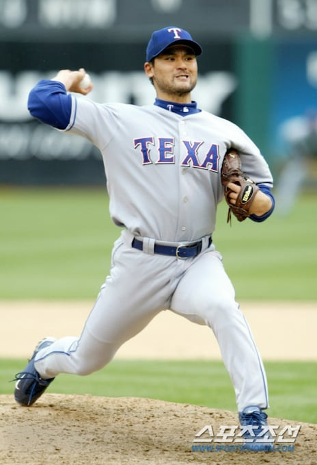 텍사스 시절의 박찬호 선수가 공을 던지고 있다