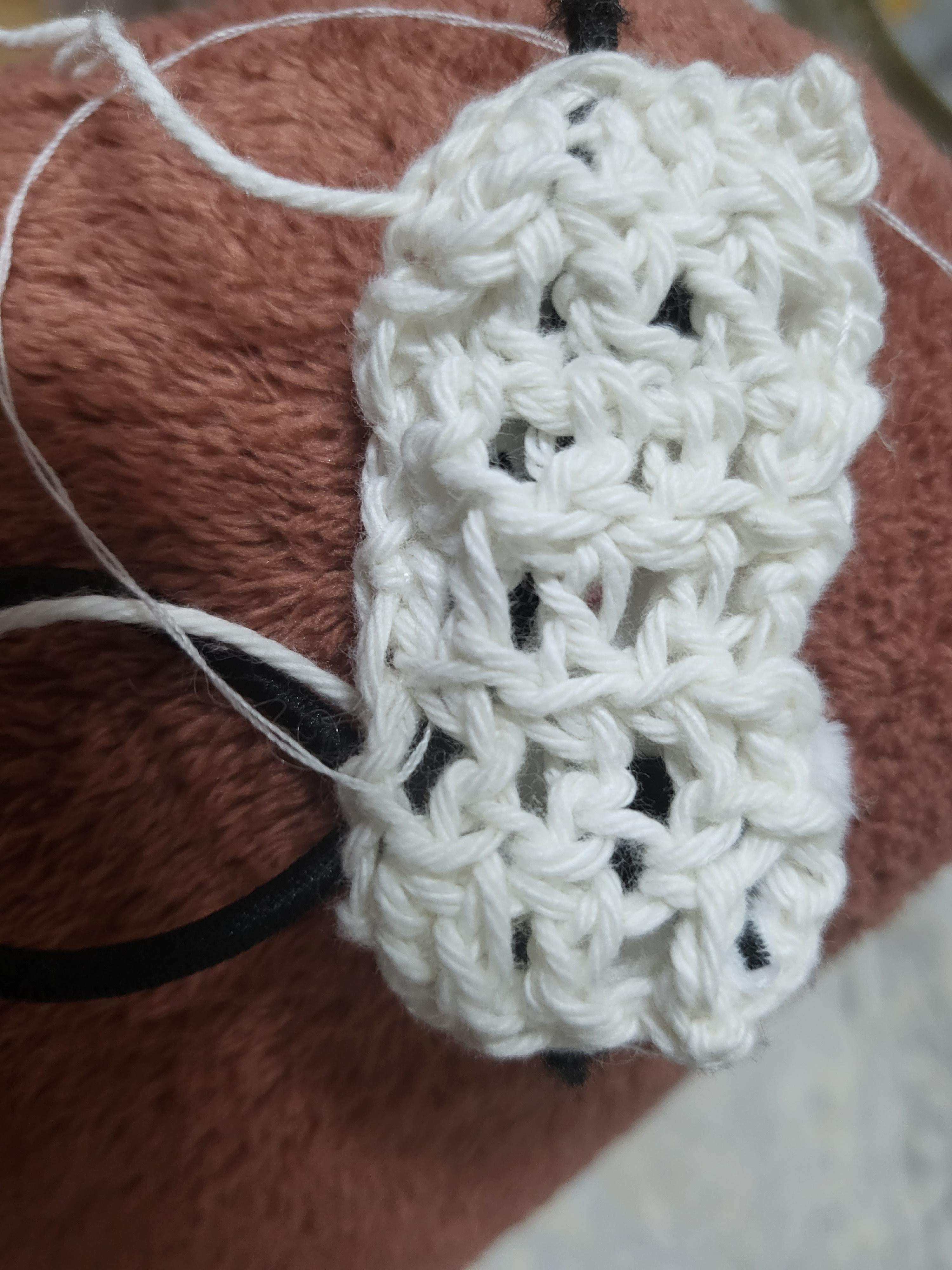 2. 잰 길이 만큼 흰천을 오려낸 후 얼굴천과 흰천을 뒤집어 맞댄 후 꼬매준다.

(나는 천이 없어 뜨개실로 대충 뜬 걸로 대체하긴 했는데 구멍이 송송이라 비추)