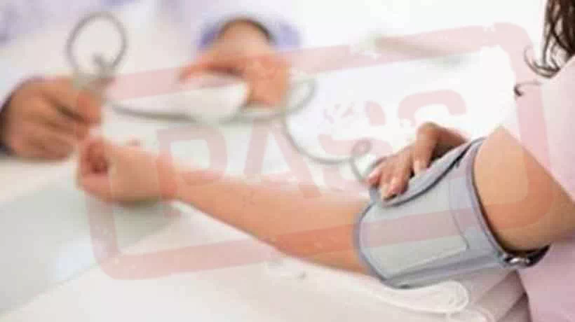 혈압을 재는 여성