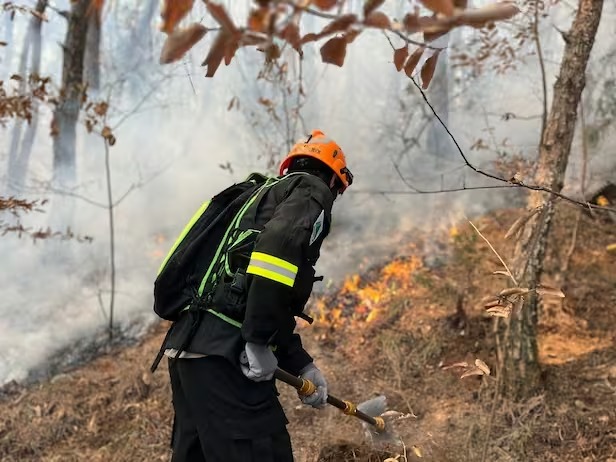 계속되는 강풍 속 산청 산불&amp;#44; 대원 2명 사망 2명 실종&hellip;