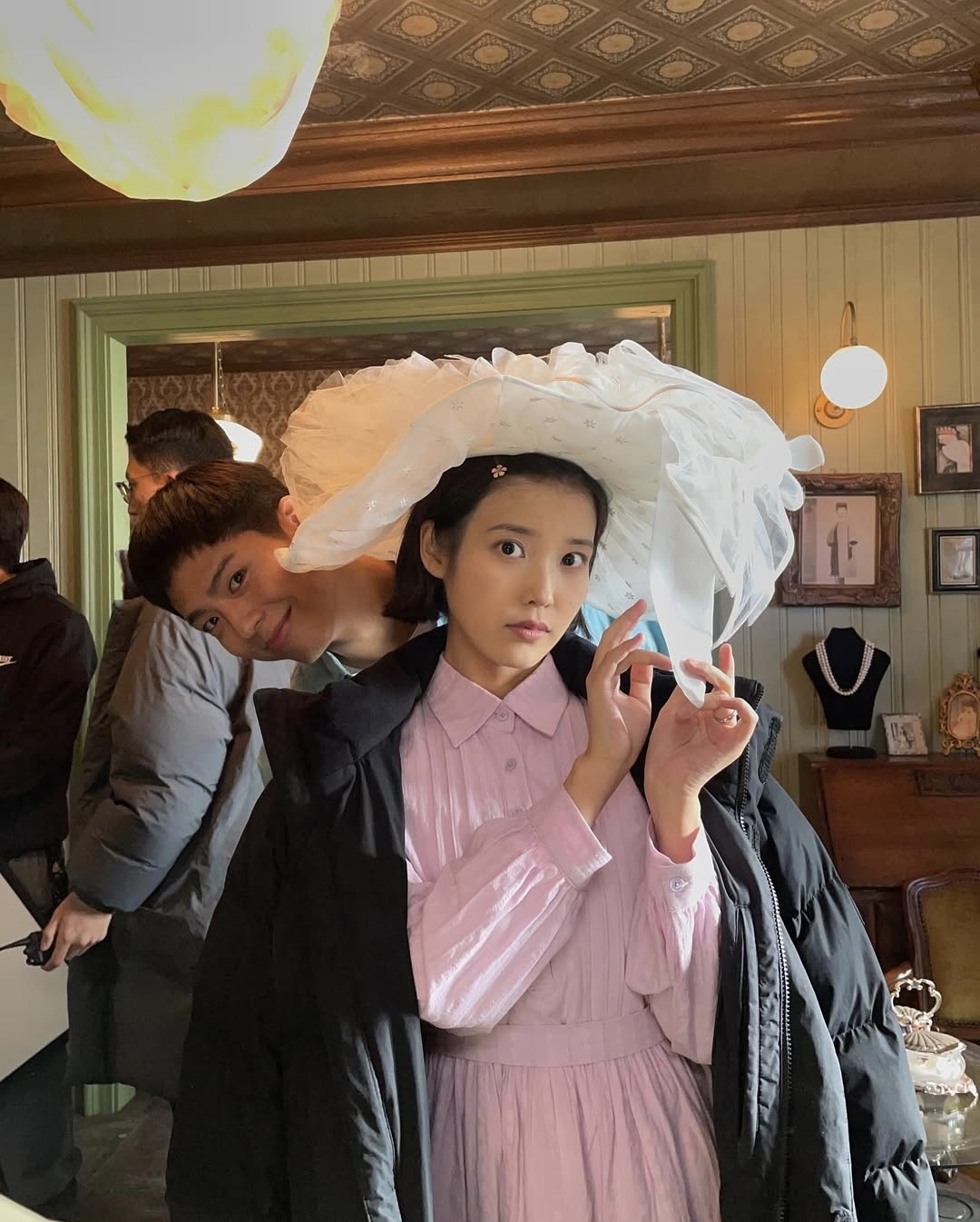 아이유와 박보검이 결혼식 장면 촬영 중 찍은 사진