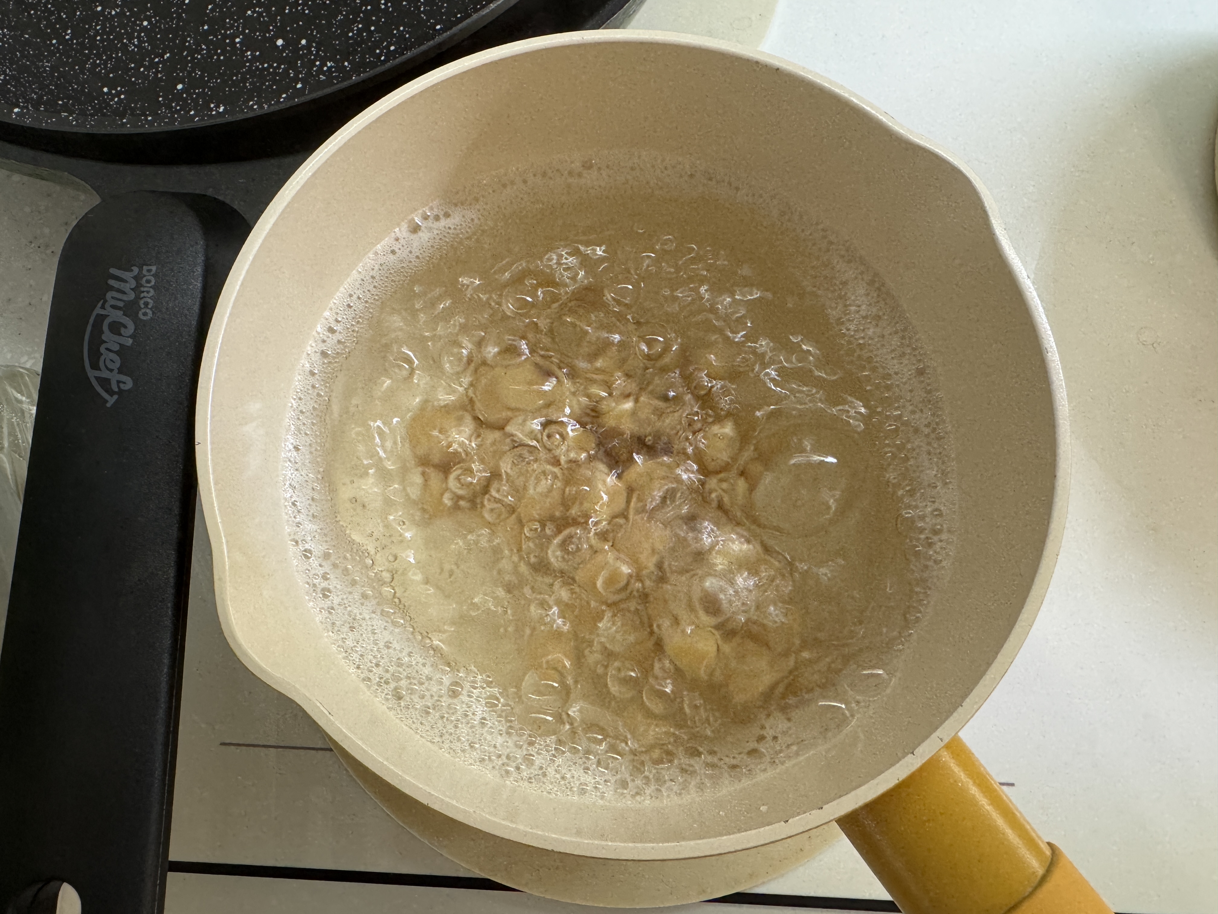 불려두었던 병아콩을 삶고 있는 사진