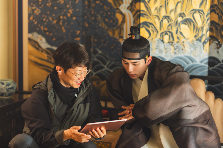 대본을 보고 있는 이채민 배우님의 모습