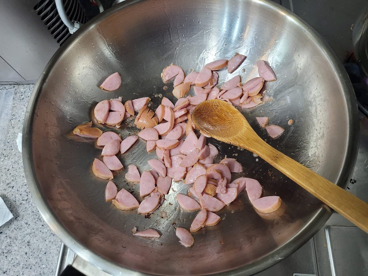 팬에 볶아지는 햄