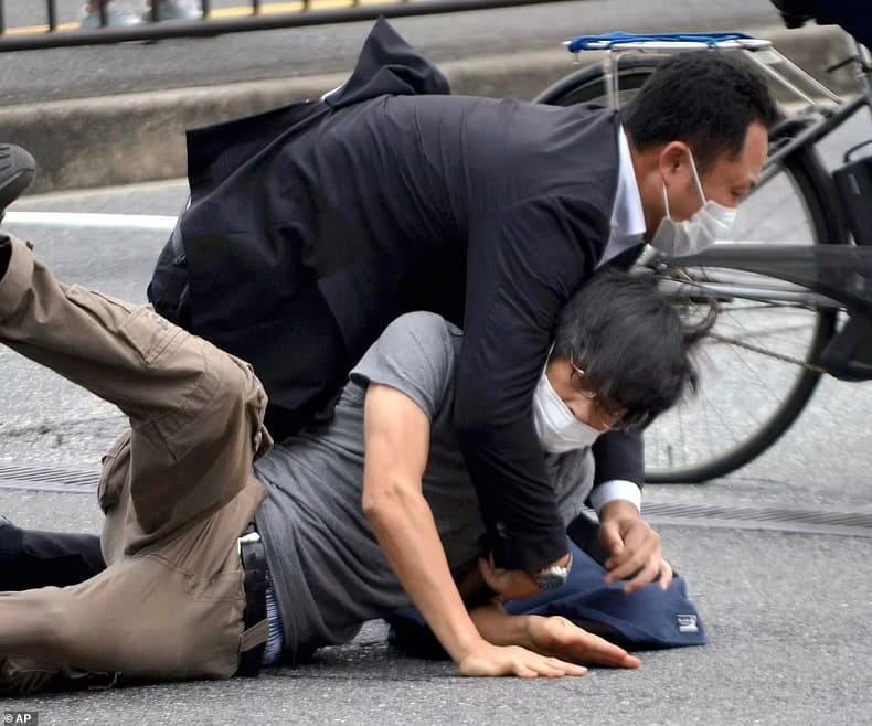 [화보] 일 경찰, 아베 신조 암살용 DIY 무기 압수...폰으로 통제 VIDEO: Police seize DIY weapons found at home of Japanese ex-PM Shinzo Abe's 'assassin' including nine-barrel 'shotgun'