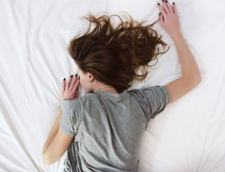 목 주름이 노안을 부른다